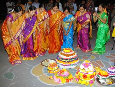Information about history of Bathukamma. Bathukamma Panduga is one of the most unique festivals of Telangana Bathukamma Panduga.